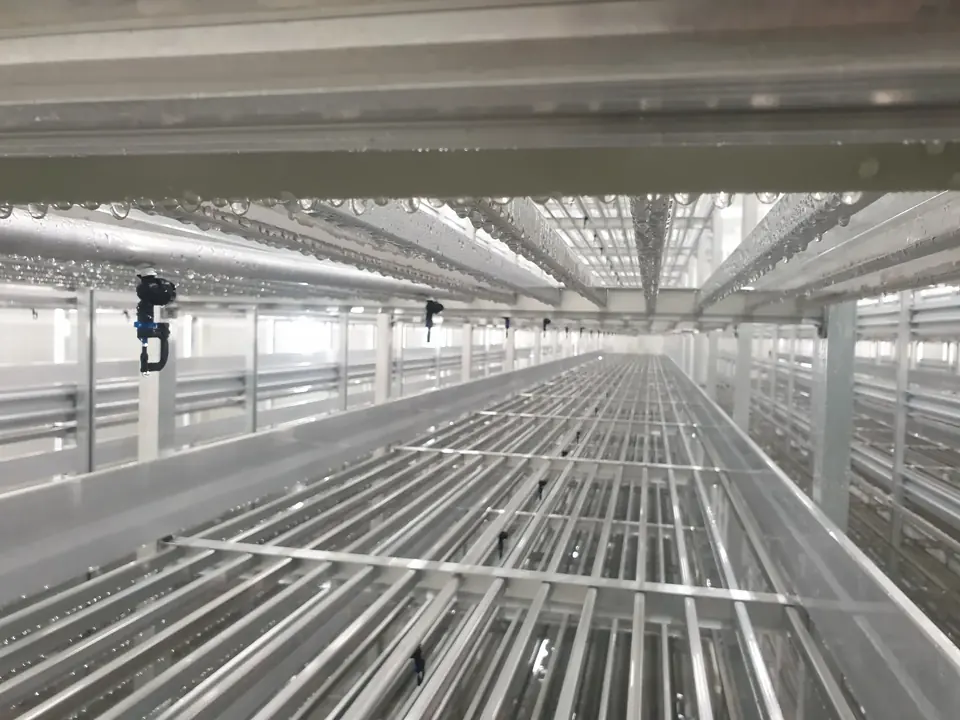 Масштабная система параллельных инженерных линий в производственном комплексе.