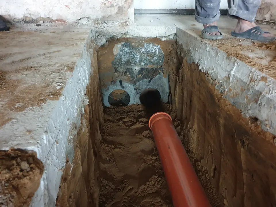 Монтаж канализационной/водопроводной трубы в траншее.