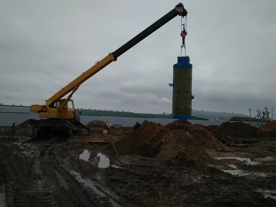 Монтаж крупного инженерного элемента с использованием крана.